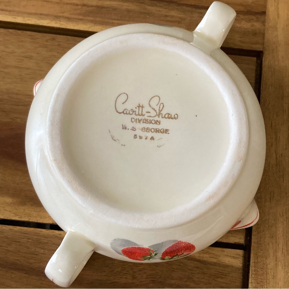Vintage Strawberry 1930s
Cavitt-Shaw Shortcake Double
Spout Gravy Boat Dishware - Picture 6 of 9